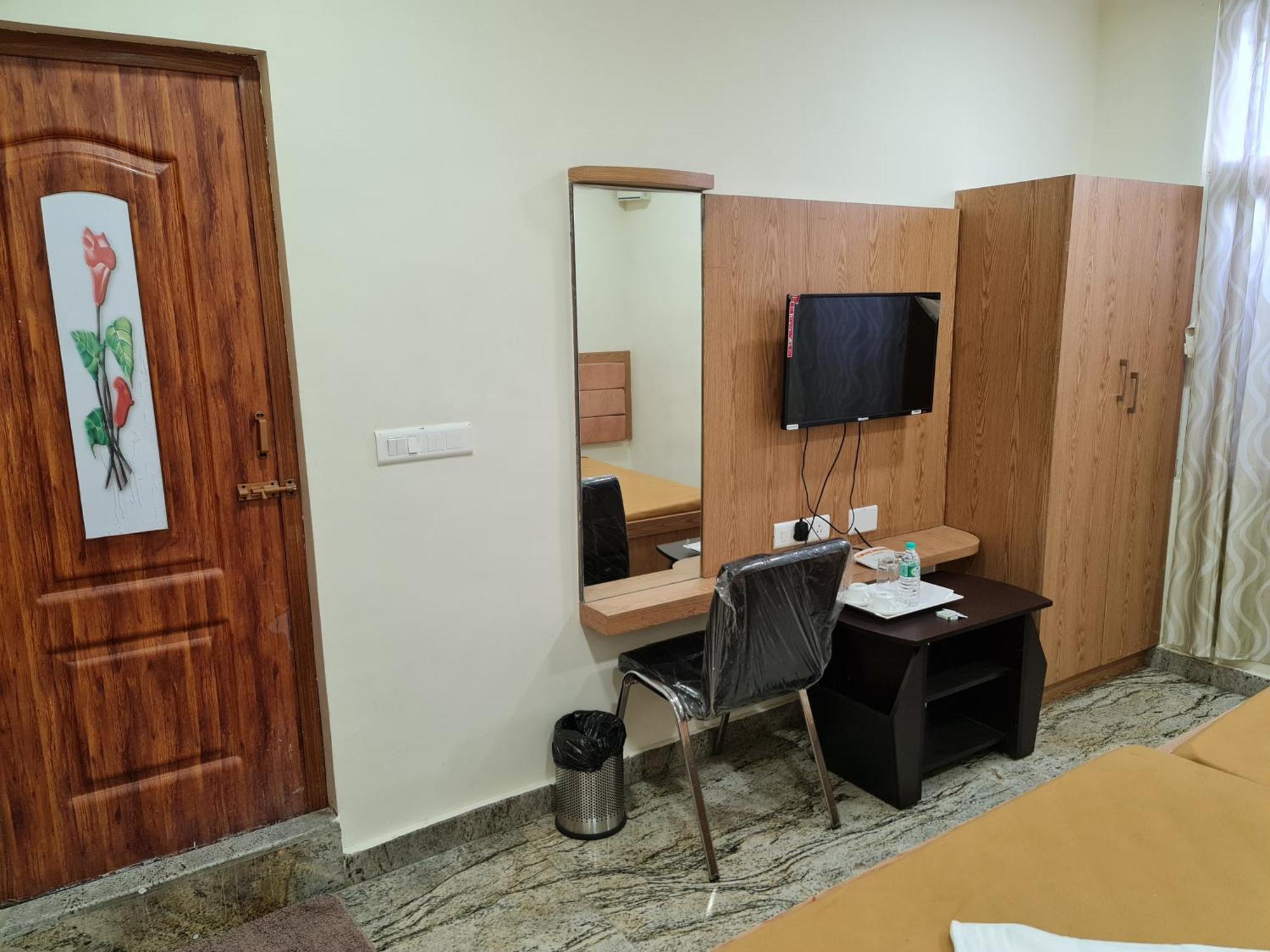 Vijay Shree Inn Велор Екстериор снимка